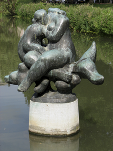 905444 Afbeelding van het bronzen beeldhouwwerk 'Nereïde op Triton', gemaakt door Nic Jonk (1928-1994), in 1971 ...